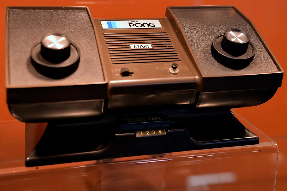 Atari Home Pong — vista dall'alto con manopole
